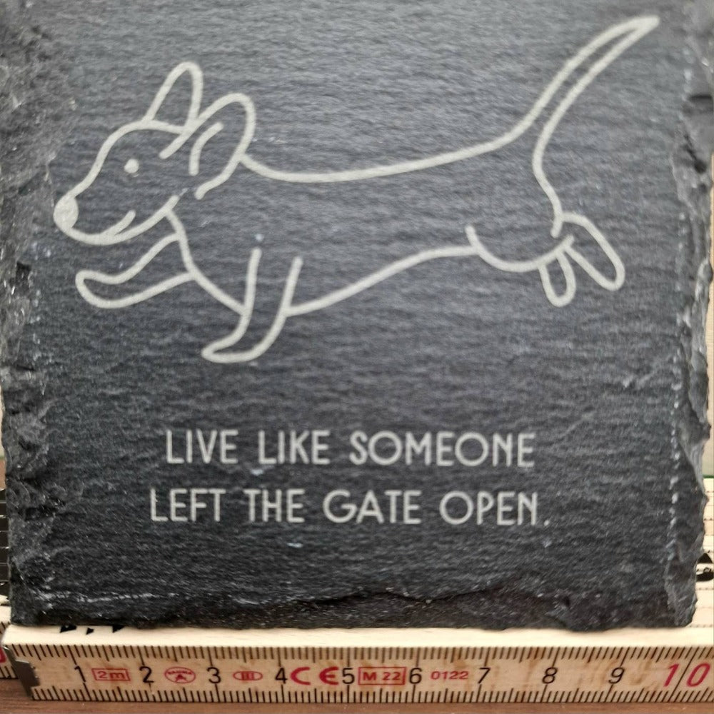 Live like someone left the gates open | Schiefer-Untersetzer mit Dackel-Motiv | für Camper und Naturfreunde
