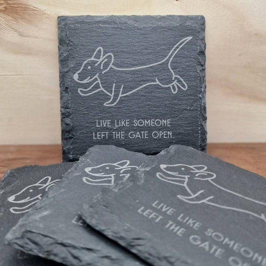 Live like someone left the gates open | Schiefer-Untersetzer mit Dackel-Motiv | für Camper und Naturfreunde